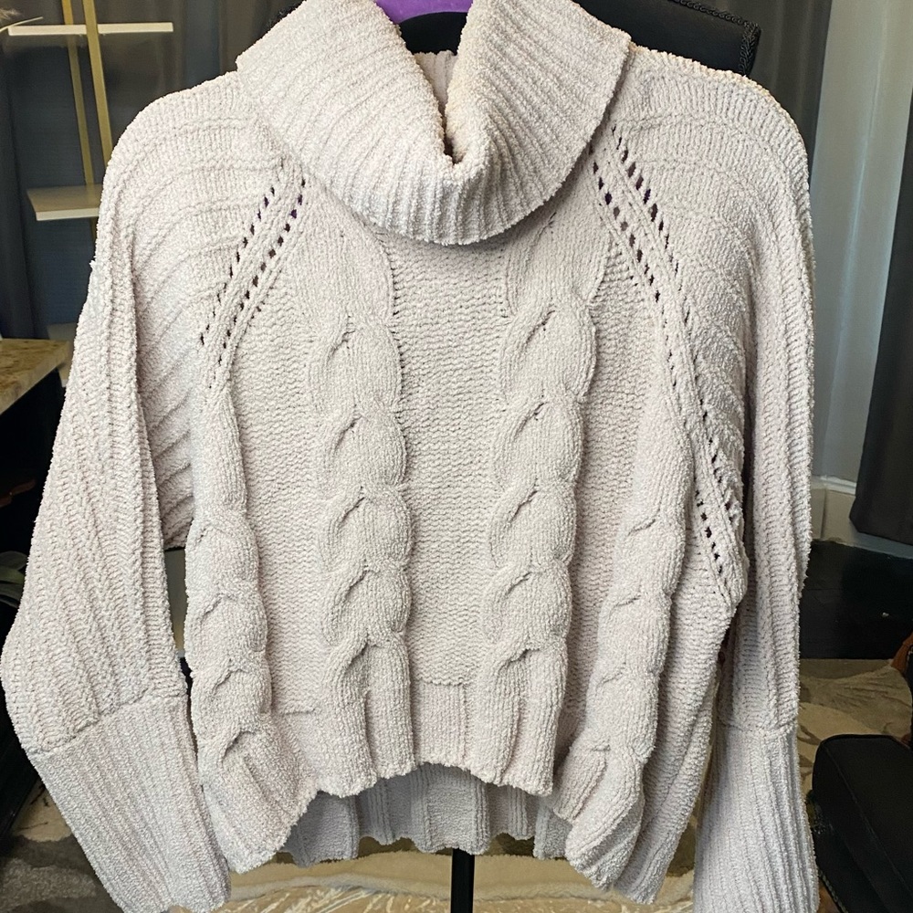 Crème/beige cowl neck sweater